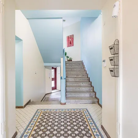 Rentigal Near Old Town Apartment *